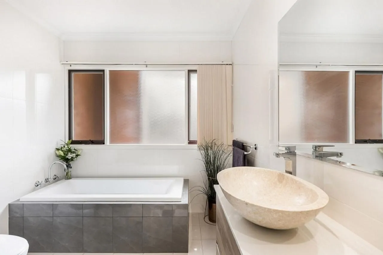 Adelaide Style Accommodation-Close To City-North Adelaide-3 Bdrm- Free Parking Apartment