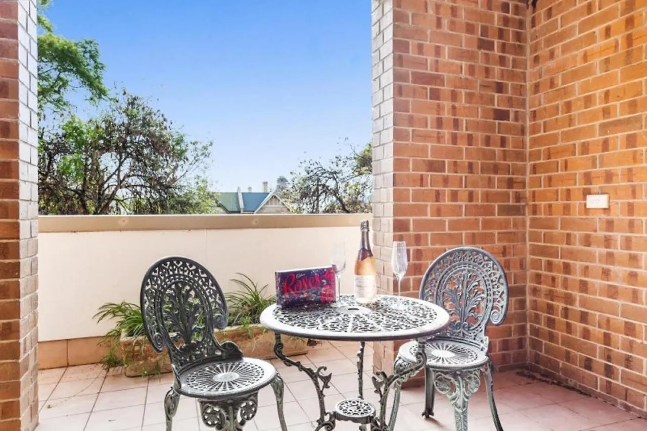 Apartment Adelaide Style Accommodation-Close To City-North Adelaide-3 Bdrm- Free Parking
