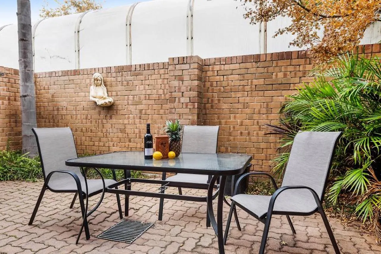 Adelaide Style Accommodation-Close To City-North Adelaide-3 Bdrm- Free Parking Apartment
