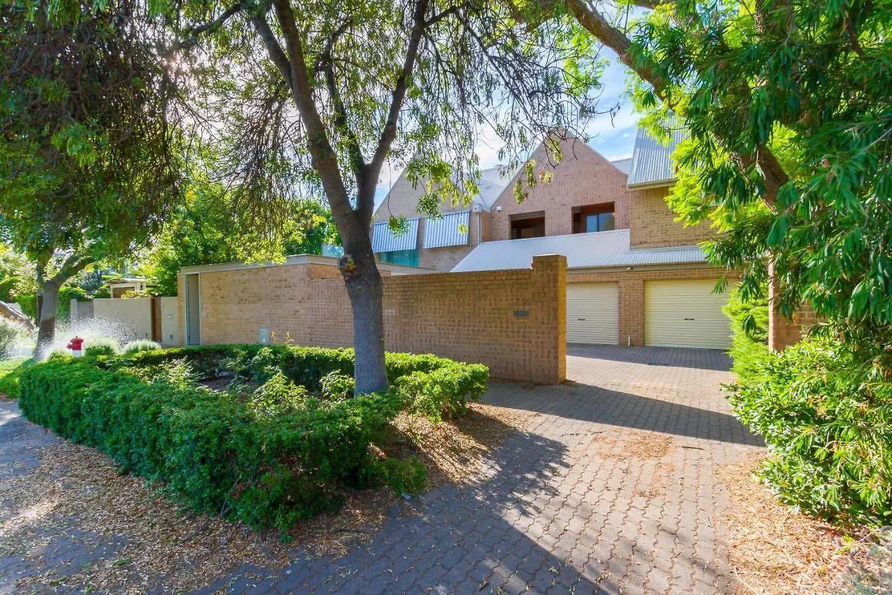 Adelaide Style Accommodation-Close To City-North Adelaide-3 Bdrm- Free Parking Apartment